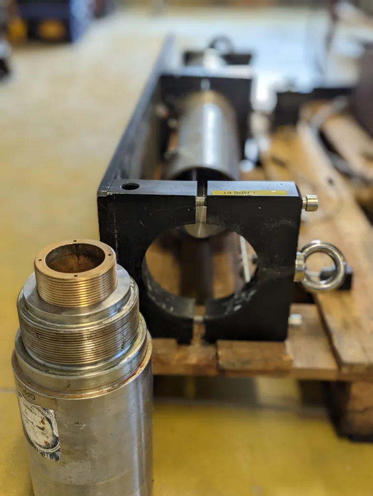 Enceinte cylindrique haute pression dans son bâti de serrage, en cours de montage à l'atelier, avec le bouchon fileté