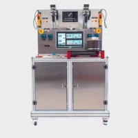 Banc de vieillissement HPHT double puits avec écran de contrôle tactile et système d'ouverture assistée.