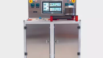 Banc de vieillissement HPHT double puits avec écran de contrôle tactile et système d'ouverture assistée.