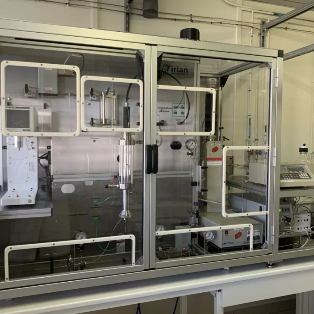 Vue d'ensemble du banc d'essai haute pression 120 bar avec colonne saphir en titane, conçu par IRIAN MECATRONICS pour la recherche sur les hydrates de gaz, montrant l'enceinte de protection et les instruments de mesure.