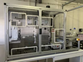 Vue d'ensemble du banc d'essai haute pression 120 bar avec colonne saphir en titane, conçu par IRIAN MECATRONICS pour la recherche sur les hydrates de gaz, montrant l'enceinte de protection et les instruments de mesure.
