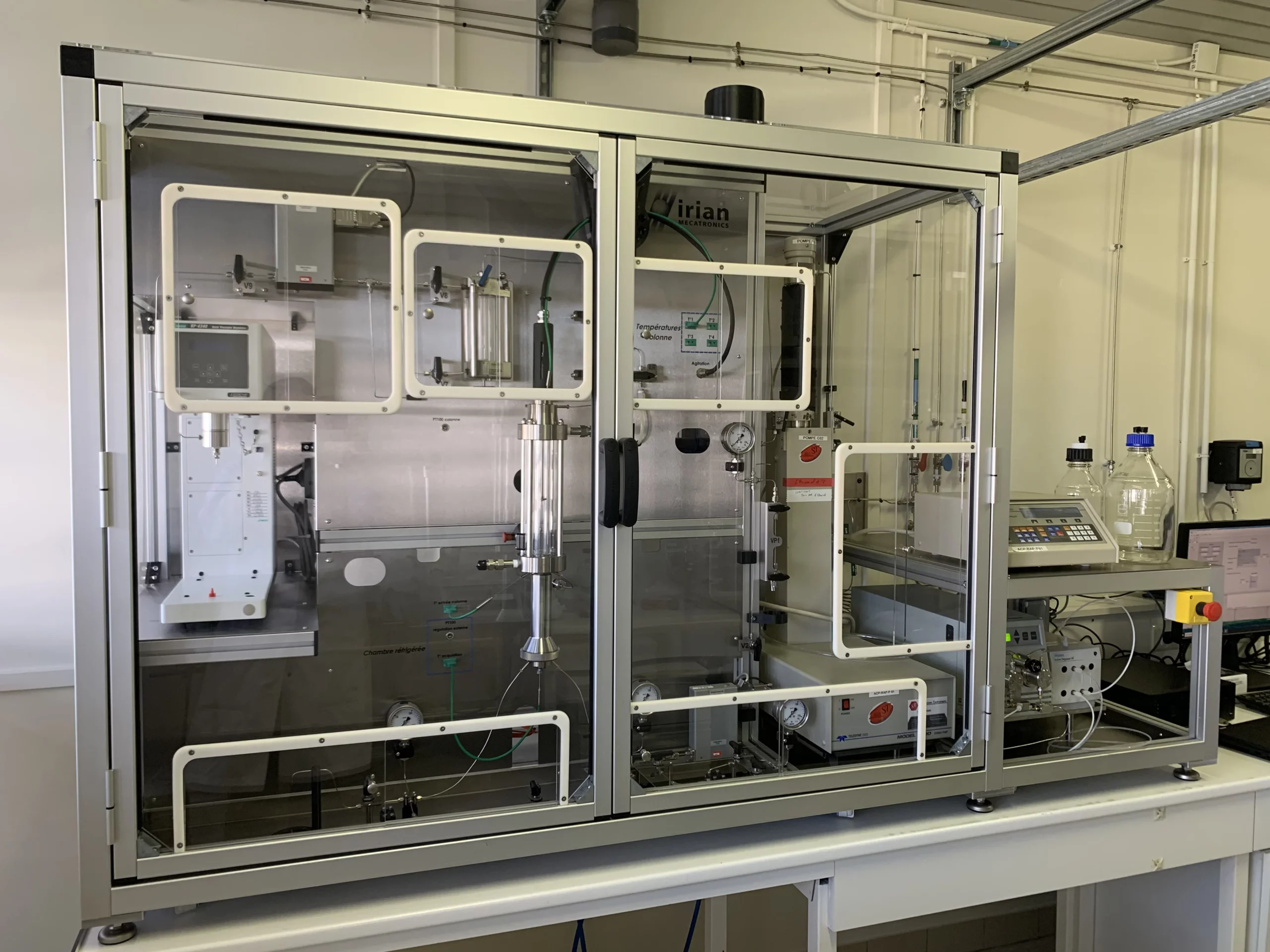 Vue d'ensemble du banc d'essai haute pression 120 bar avec colonne saphir en titane, conçu par IRIAN MECATRONICS pour la recherche sur les hydrates de gaz, montrant l'enceinte de protection et les instruments de mesure.