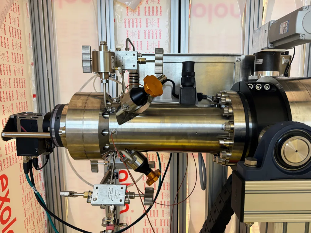 Cellule haute pression en inox avec vannes et capteurs de pression sur support pivotant