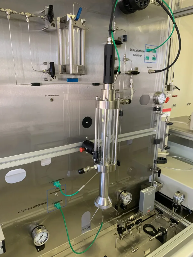 Stirring head with torque measurement on the sapphire cell