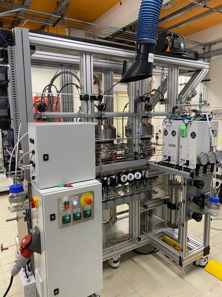 Multi-reactor high-pressure test bench in an aluminium-profile frame with its control cabinet, installed in the laboratory