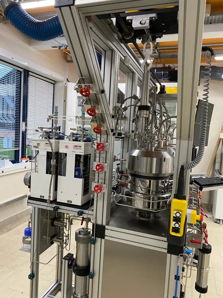 Multi-reactor high-pressure test bench in an aluminium-profile frame: reactors, valves and stirring motors