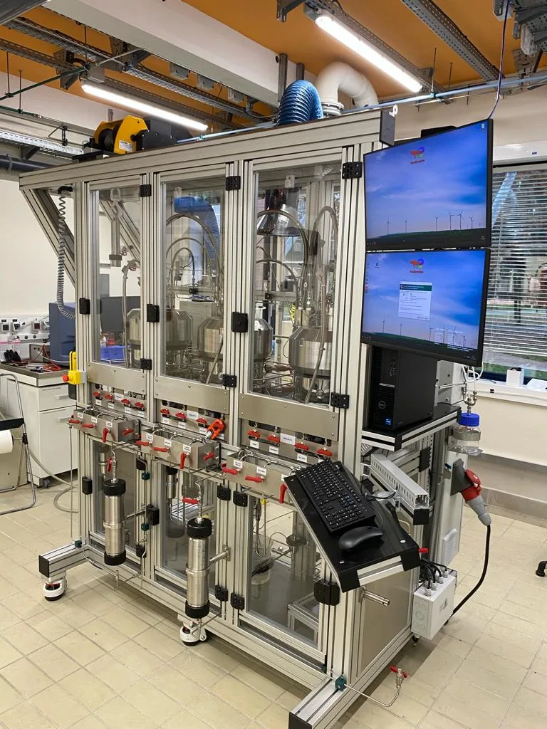 Multi-reactor high-pressure test bench with supervision screens, installed in the laboratory