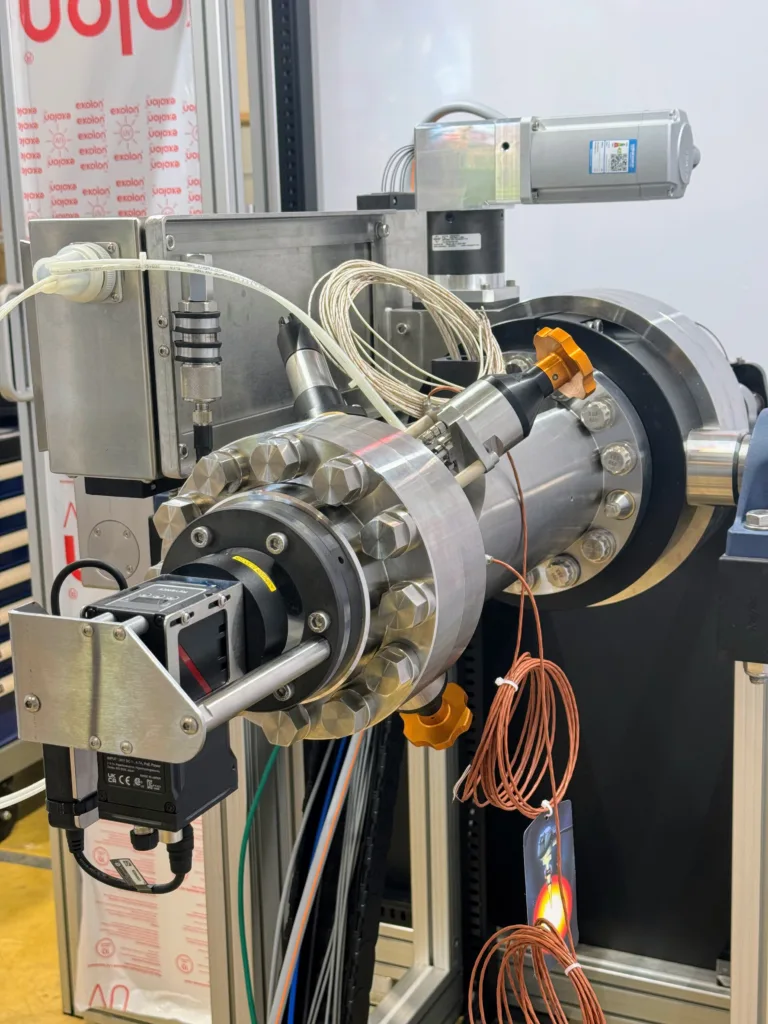 Full-visibility PVT cell in the laboratory, with its heating and connections