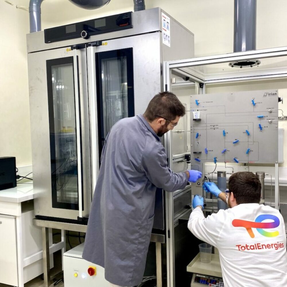 Example of an HPHT test bench integration in an oven. Custom integration of a chassis with multiple high-pressure cells inside a laboratory oven, carried out by IRIAN MECATRONICS.