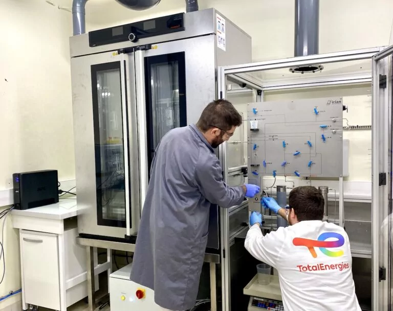 Custom integration of a chassis with multiple high-pressure cells inside a laboratory oven, carried out by IRIAN MECATRONICS.