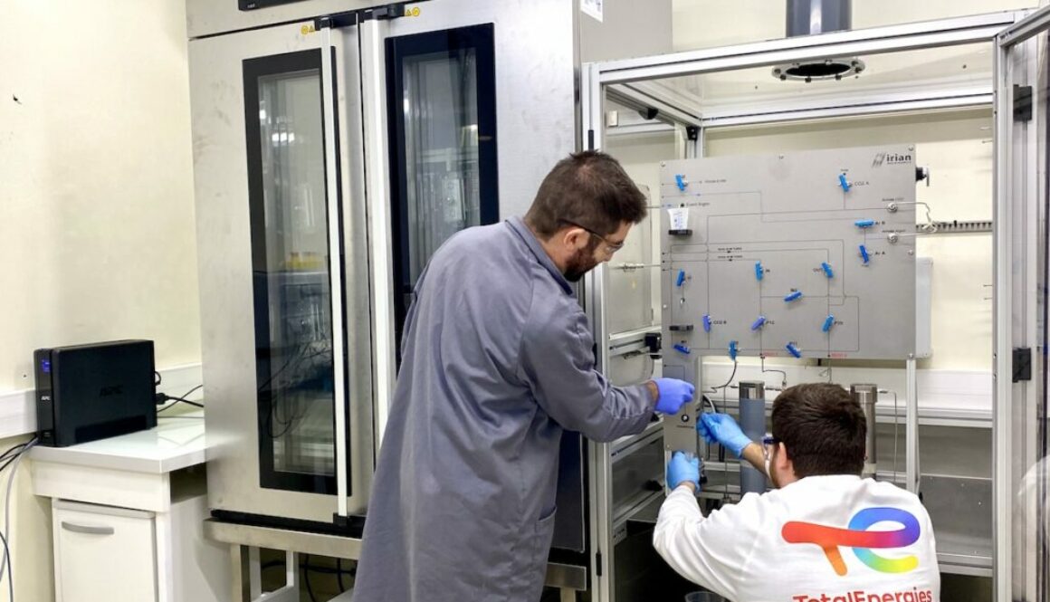 Intégration sur mesure d'un châssis avec plusieurs cellules haute pression à l'intérieur d'une étuve de laboratoire, réalisée par IRIAN MECATRONICS.