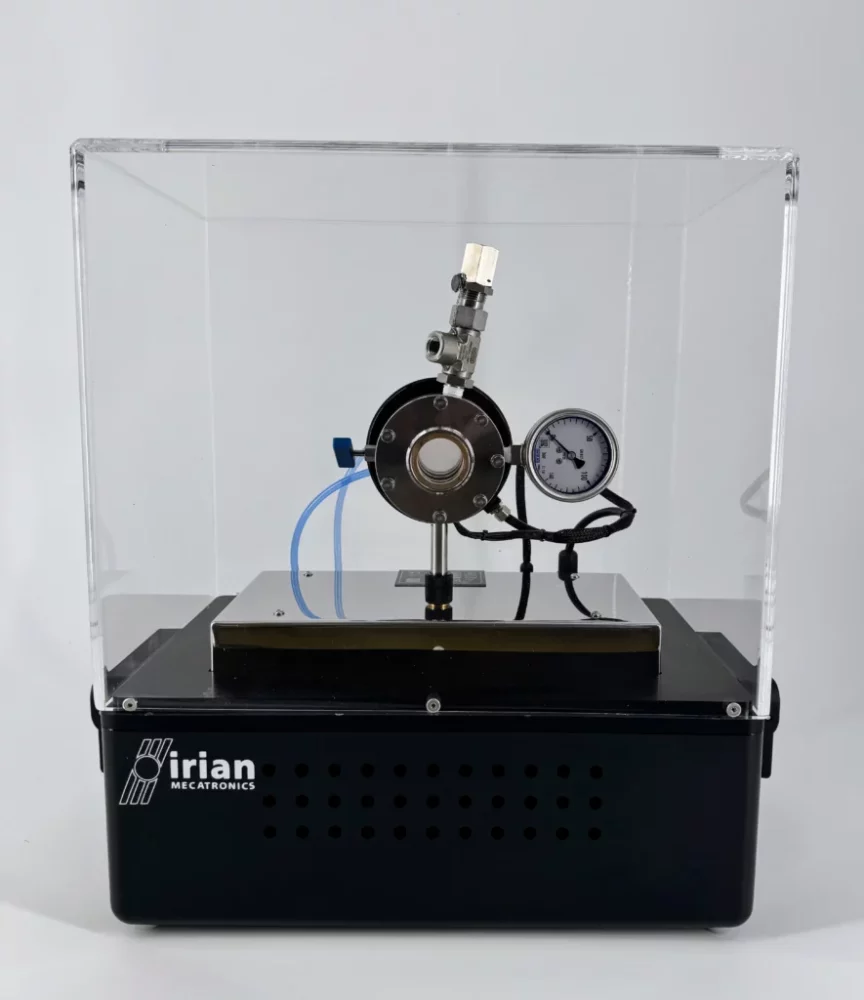 cellule-demonstration-co2-supercritique-irian-mecatronics Supercritical CO2 demonstrator with a high-pressure cell, sapphire windows, and a pressure gauge, housed in a black and transparent protective enclosure with the IRIAN MECATRONICS logo.
