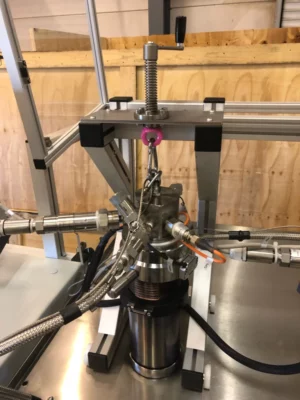 Gros plan sur la tête de pompe instrumentée d'une double seringue HPHT, conçue par IRIAN MECATRONICS pour le mélange de fluides sensibles.