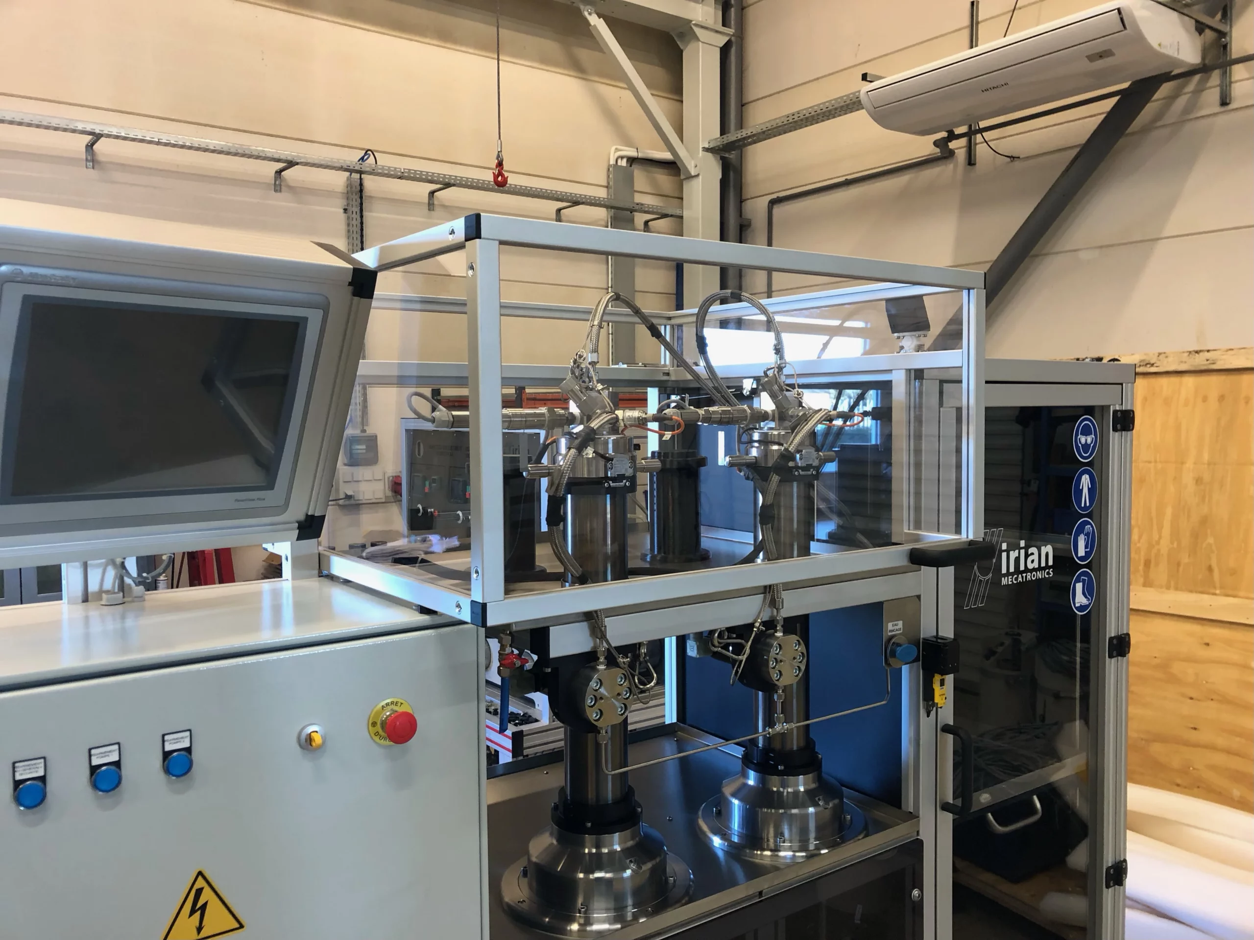 Détail des pompes à seringue du skid "Micro Limix". Gros plan sur les têtes de pompe à double seringue HPHT, montrant la tuyauterie inox et le capot de protection, conçues par IRIAN MECATRONICS.