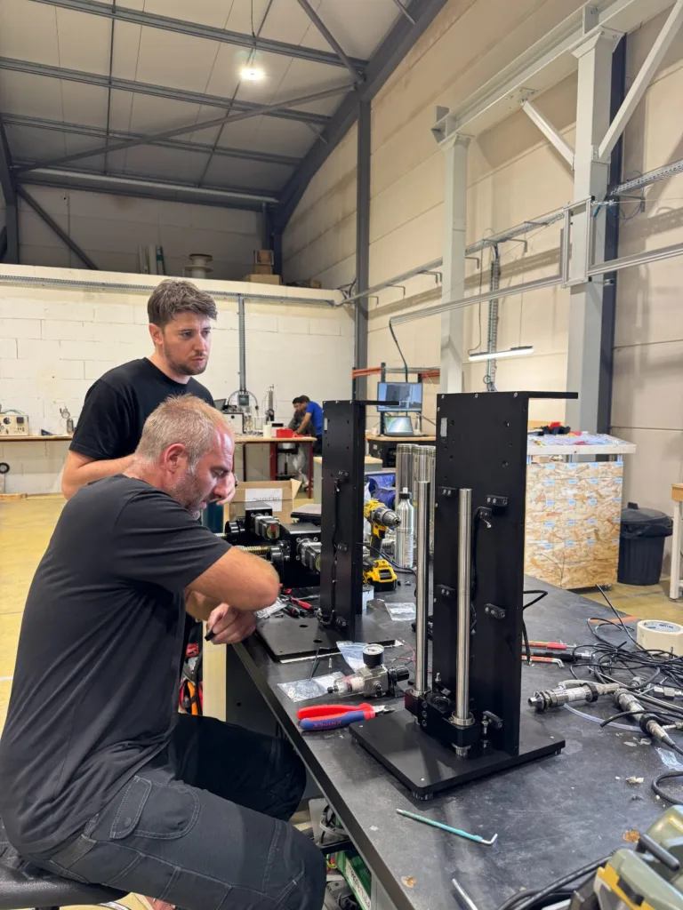 Technicien et ingénieur dans l'atelier échangeant sur le retrofit des pompes hautes pression