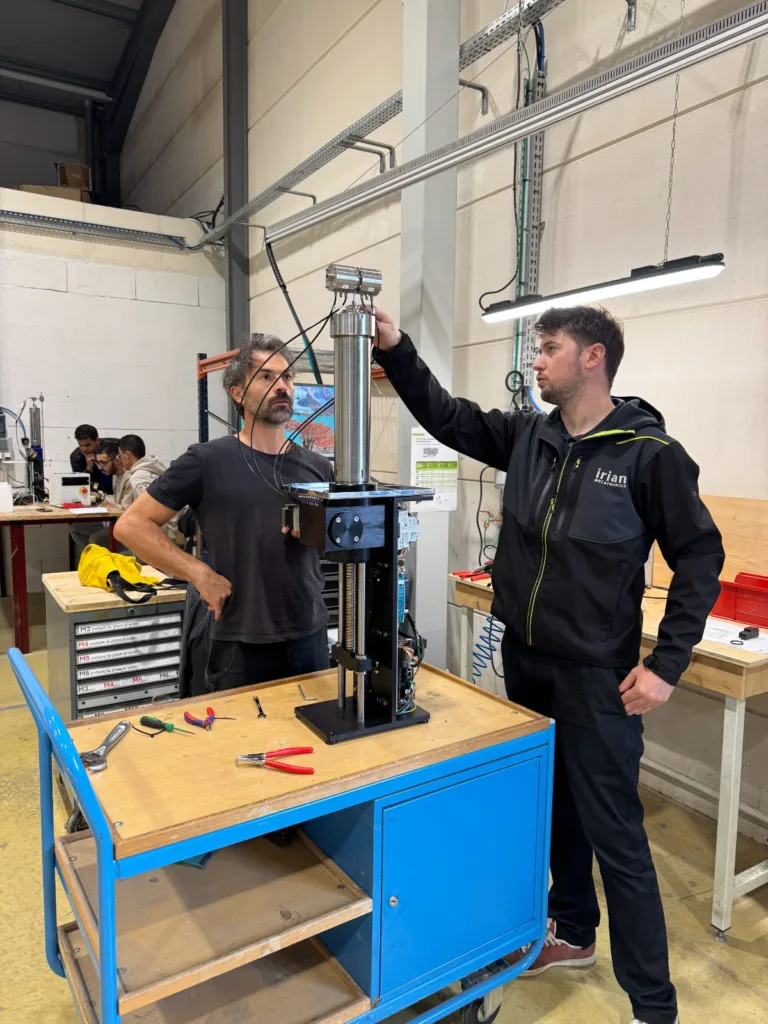 Technicien et ingénieur dans l'atelier échangeant sur le retrofit des pompes hautes pression